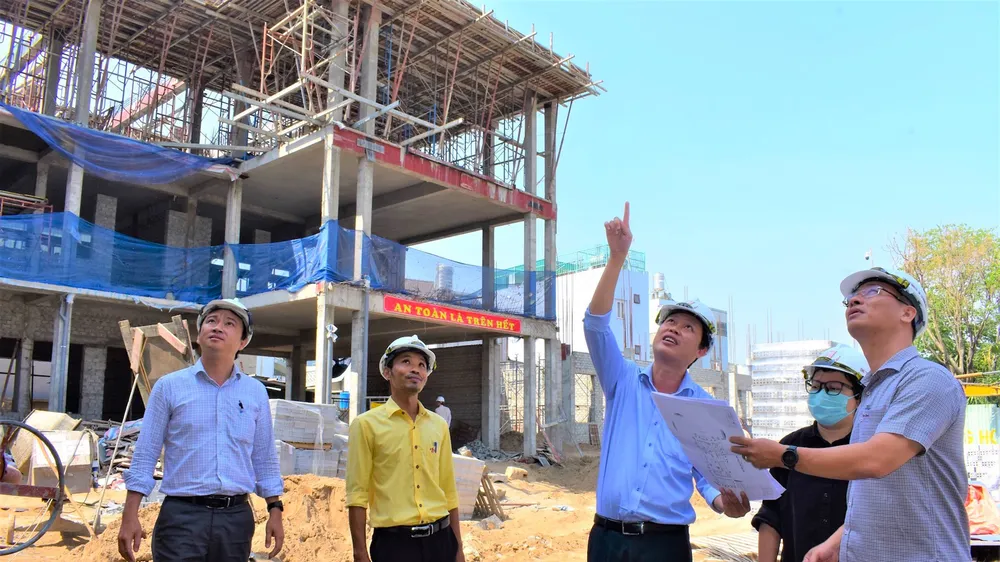  Phó Chủ tịch UBND quận 12, TPHCM Đậu An Phúc (ngoài cùng bên phải) kiểm tra thực địa công trình xây dựng Trường Tiểu học Thới An. Ảnh: QUANG HUY
