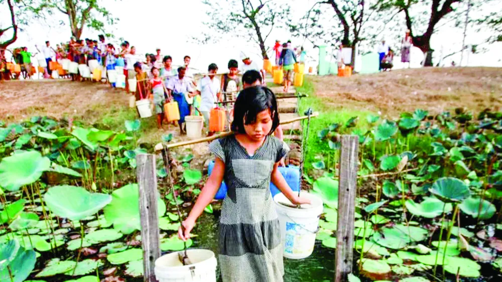 Người dân xếp hàng lấy nước tại hồ Yazarthingyan, gần Yangon, Myanmar. Ảnh: REUTERS 
