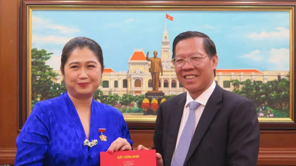 Chủ tịch UBND TPHCM Phan Văn Mãi trao tặng Huy hiệu và giấy chứng nhận Huy hiệu TPHCM cho Tổng Lãnh sự Malaysia Wong Chia Chiann. Ảnh: THỤY VŨ
