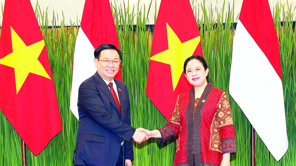 Chủ tịch Quốc hội Vương Đình Huệ và Chủ tịch Hạ viện Indonesia Puan Maharani tại buổi hội đàm. Ảnh: TTXVN