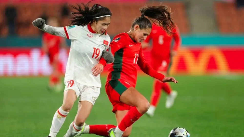 Tuyển thủ Thanh Nhã (trái) tranh chấp bóng với cầu thủ Bồ Đào Nha ở VCK World Cup nữ 2023