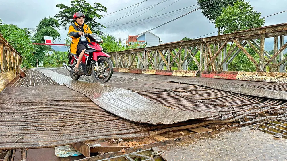 “Chông sắt” gài người qua cầu