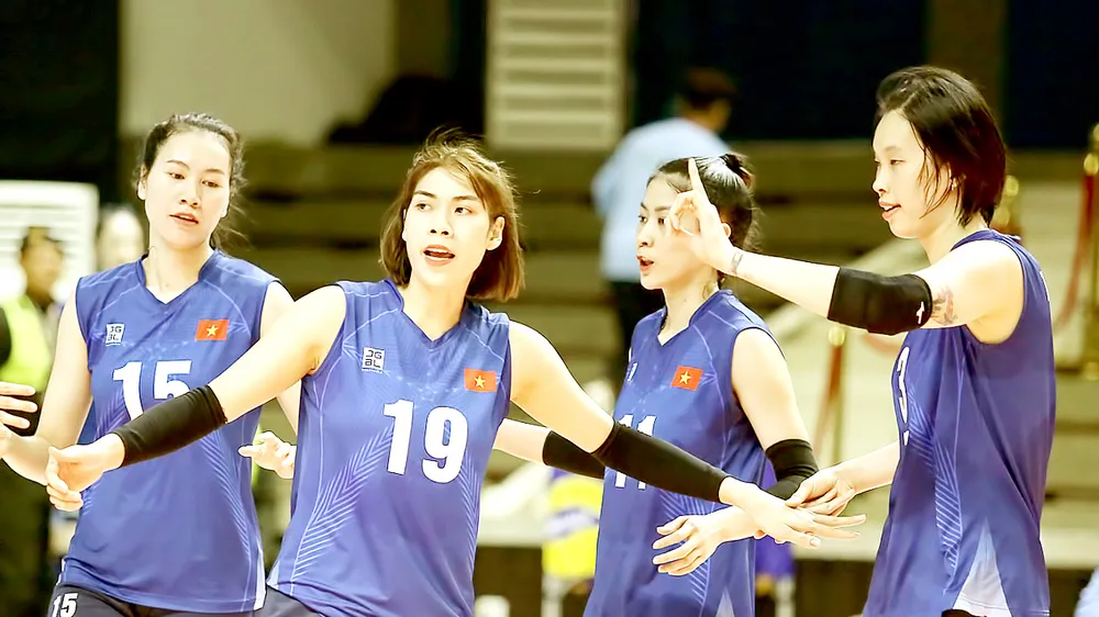 Nhiều tuyển thủ bóng chuyền nữ Việt Nam giảm sút thể lực do phải thi đấu liên tục ở các giải quốc tế tính từ đầu năm đến nay. Ảnh: P.MINH