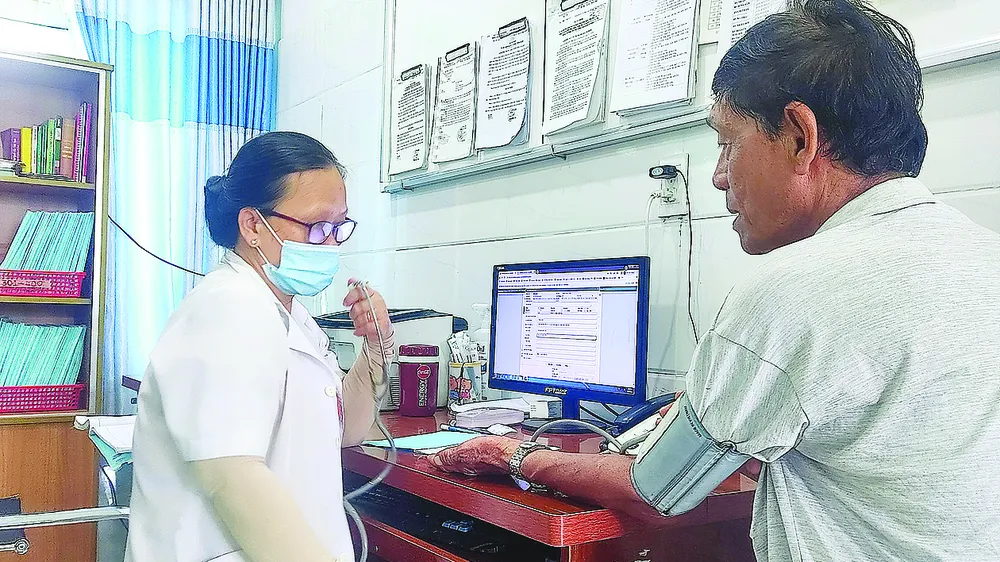 Bác sĩ của Trạm Y tế xã An Thới Đông (huyện Cần Giờ, TPHCM) thăm khám cho người dân. Ảnh: QUANG HUY