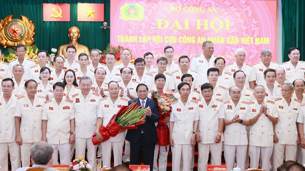 Thủ tướng Phạm Minh Chính tặng hoa chúc mừng Ban Chấp hành Hội Cựu Công an nhân dân. Ảnh: VIẾT CHUNG