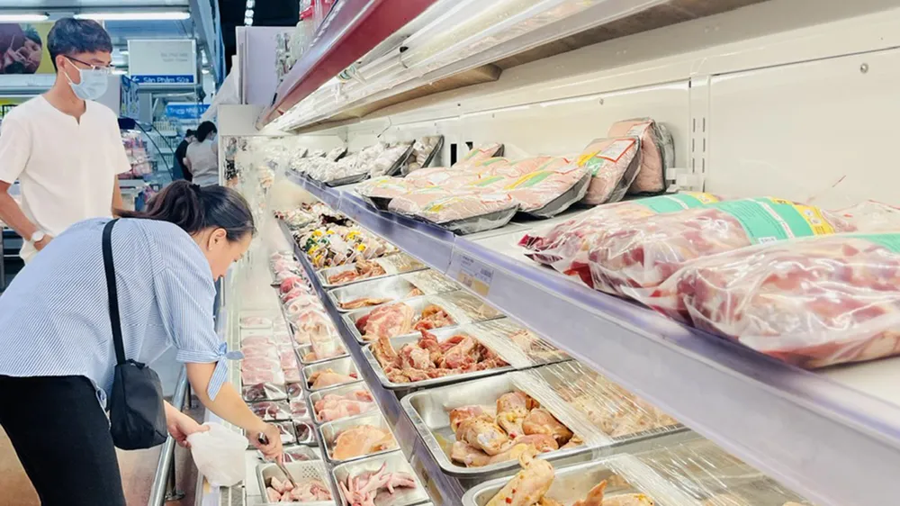 Khách chọn mua thịt các loại tại siêu thị MM Mega Market quận 12, TPHCM