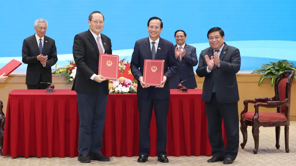 Thủ tướng Phạm Minh Chính và Thủ tướng Singapore Lý Hiển Long chứng kiến lễ ký kết và trao đổi 7 văn kiện hợp tác giữa hai nước. Ảnh: QUANG PHÚC