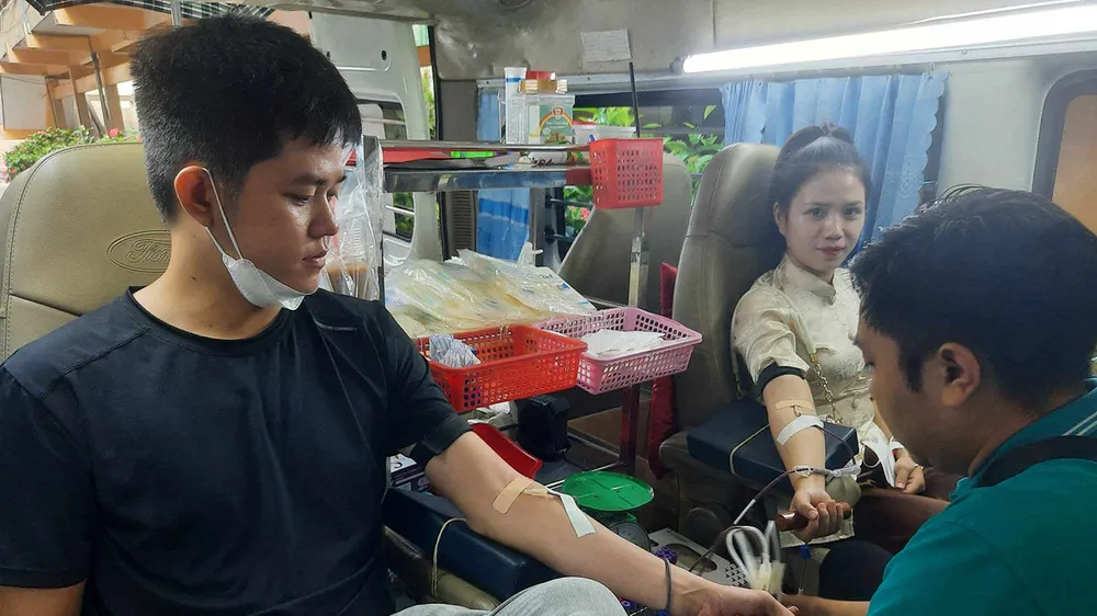 Các bạn trẻ tham gia hiến máu trong mùa Vu Lan, như là một việc làm ý nghĩa hồi hướng công đức mẹ cha