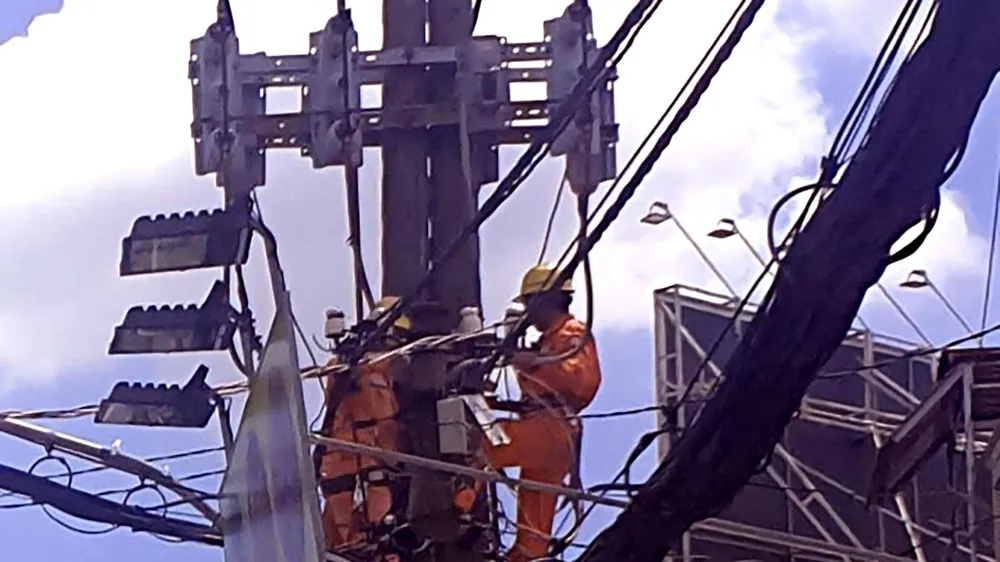 Nhân viên EVNHCMC thực hiện bảo trì lưới điện tại quận Tân Phú, TPHCM