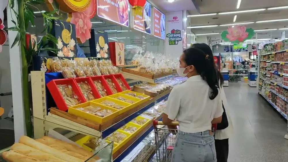 Khách hàng chọn mua bánh trung thu tại siêu thị Co.opmart Văn Thánh (quận Bình Thạnh, TPHCM)