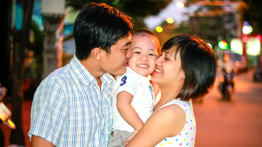 Cuộc sống đầy những biến động nhắc chúng ta hãy luôn quý trọng những giây phút sum vầy hạnh phúc bên nhau. Ảnh: DŨNG PHƯƠNG