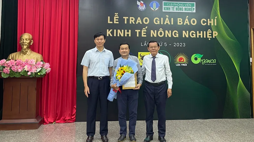 Chủ tịch Hội Nhà báo TPHCM Nguyễn Tấn Phong và Chánh Văn phòng Bộ NN-PTNT Lê Văn Thành trao giải Nhất cho Báo SGGP