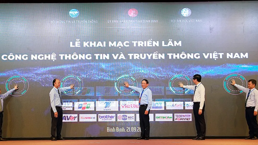 Các đồng chí lãnh đạo bấm nút chính thức khai mạc Hội thảo hợp tác phát triển công nghệ thông tin, truyền thông Việt Nam lần thứ XXIV. Ảnh: NGỌC OAI
