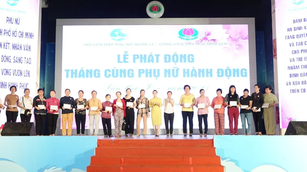 Trao nhiều phần quà cho trẻ em mồ côi, hỗ trợ vốn cho phụ nữ ở quận 11