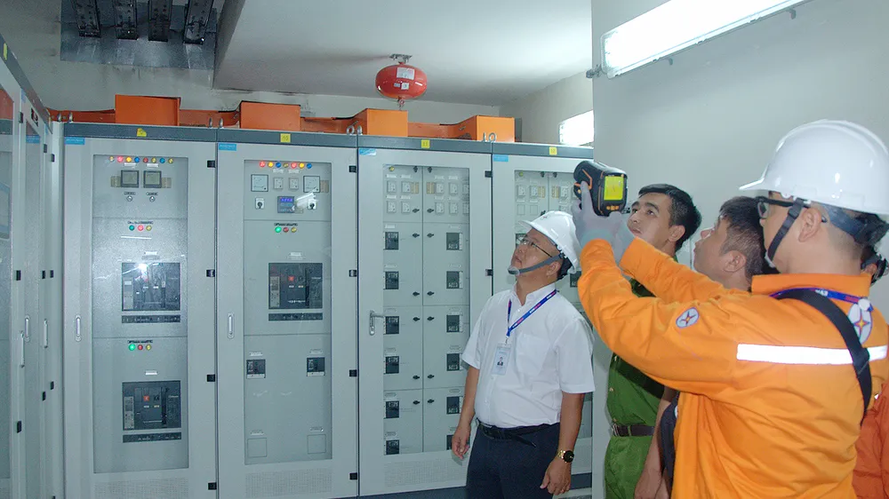 Công ty Điện lực Tân Phú (TPHCM) phối hợp với các đơn vị kiểm tra công tác an toàn điện, PCCC-CNCH các khu nhà trọ, nhà cao tầng