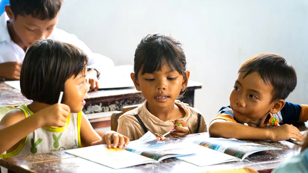 Các em nhỏ ở Đất Bằng (Krông Pa, Gia Lai) vui mừng trước món quà là những đầu sách mà JOY mang tới