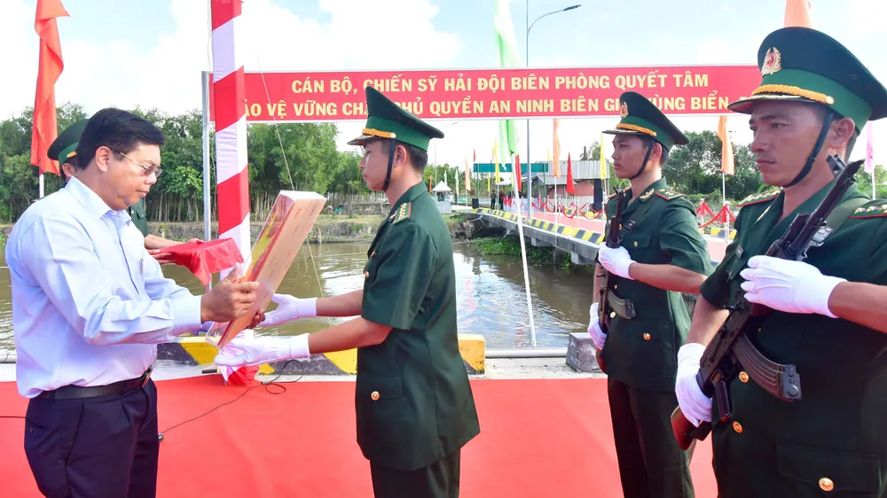 Cà Mau: Tổ chức Lễ thượng cờ tàu tuần tra BP 19.01.01