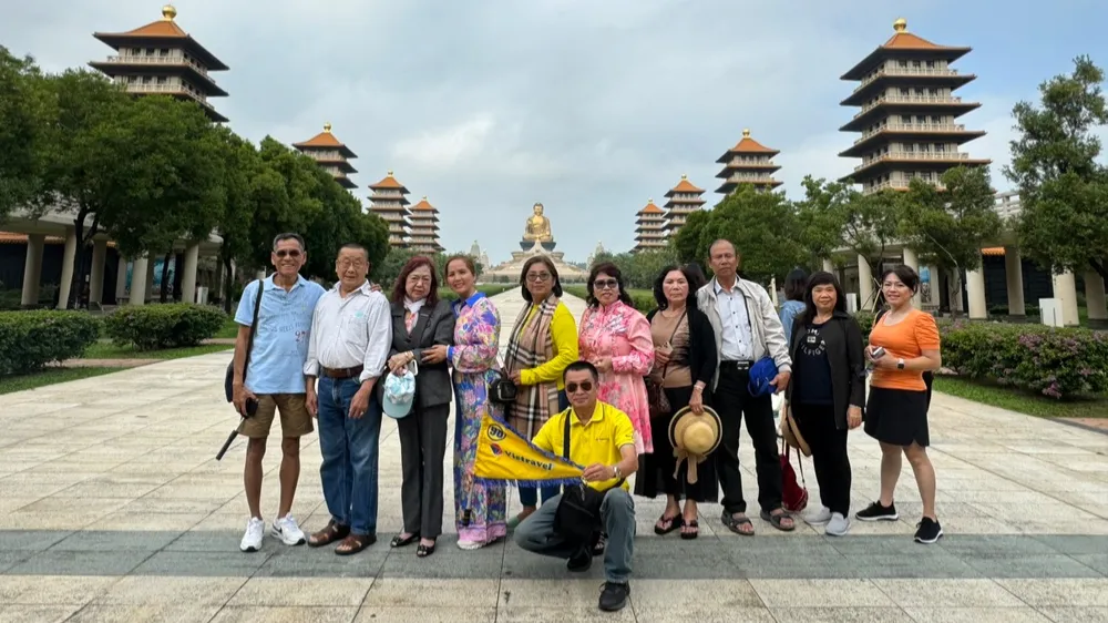 Hướng dẫn viên Vietravel đang dẫn đoàn khách tham quan Đài Loan (Trung Quốc)