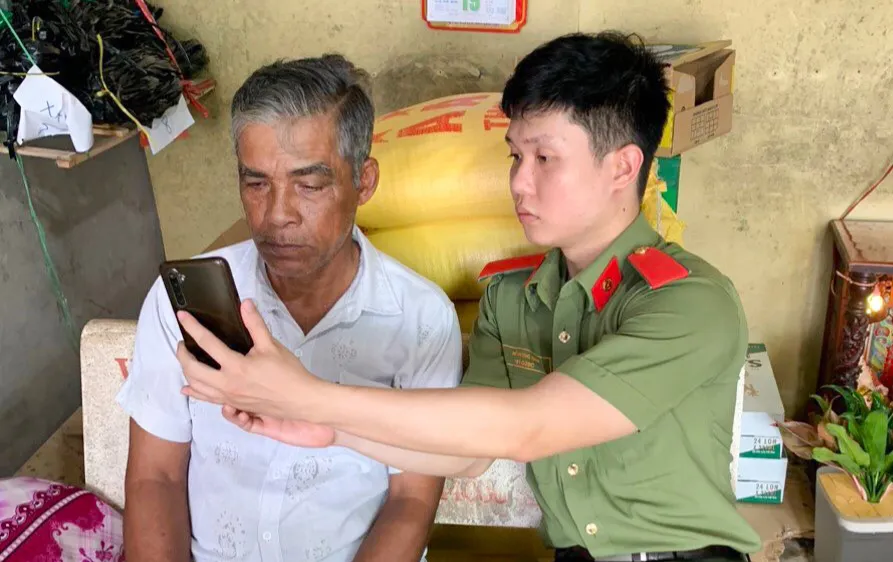 Các lực lượng ở Sóc Trăng được huy động hỗ trợ người dân kích hoạt tài khoản VNeID tại nhà