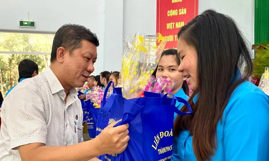 Phó Chủ tịch Thường trực LĐLĐ TPHCM Trần Đoàn Trung trao tặng quà cho đoàn viên Trung tâm Bảo trợ tâm thần Tân Định vào dịp tết. Ảnh: thanhuytphcm