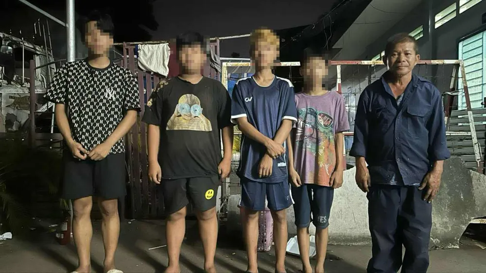 Băng siêu trộm "nhí" cùng đối tượng H. (người mua tài sản của nhóm)