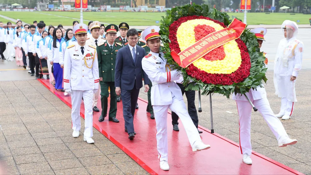 Đại biểu dự Đại hội đại biểu toàn quốc Hội Sinh viên Việt Nam báo công dâng Bác