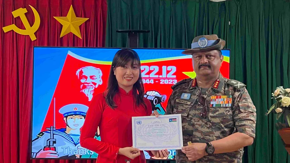 Tư lệnh lực lượng quân sự Phái bộ UNMISS vinh danh nữ quân nhân Việt Nam