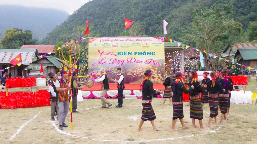 Quân, dân nơi biên giới Việt Nam – Lào đầm ấm đón tết sớm