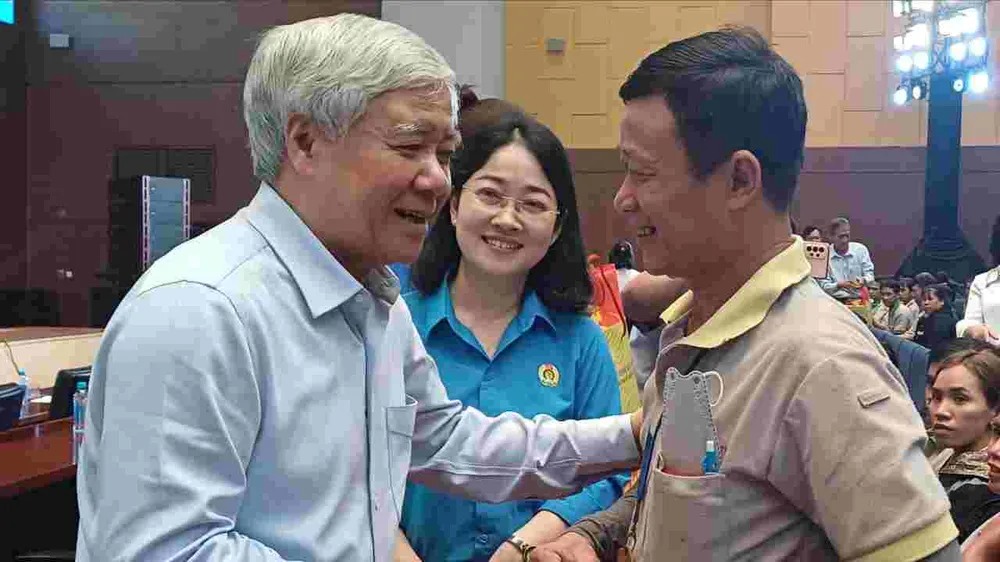 Chủ tịch Ủy ban Trung ương MTTQ Việt Nam tặng quà tết cho công nhân lao động Bình Dương