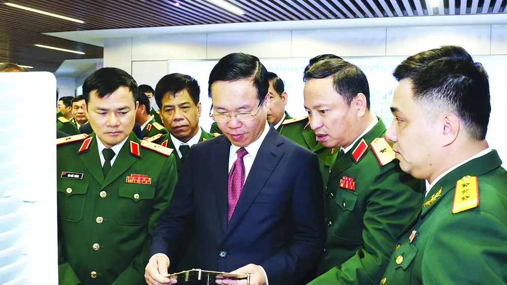 Chủ tịch nước Võ Văn Thưởng thăm và kiểm tra các sản phẩm công nghiệp công nghệ cao của Viettel. Ảnh: TTXVN
