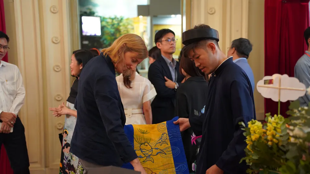 Khách tham quan tìm hiểu các công đoạn và sản phẩm của làng nghề thủ công truyền thống Việt Nam tại triển lãm