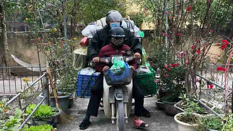 Tết về trên đôi vai gầy của mẹ