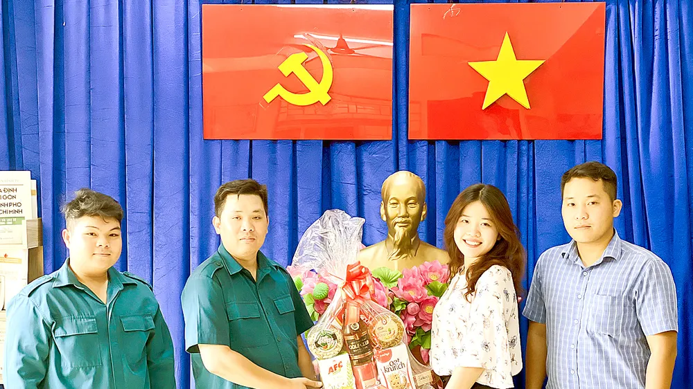 Ban Chỉ huy Quân sự phường Tây Thạnh, quận Tân Phú (TPHCM) tặng quà động viên chị Phạm Thu Thảo