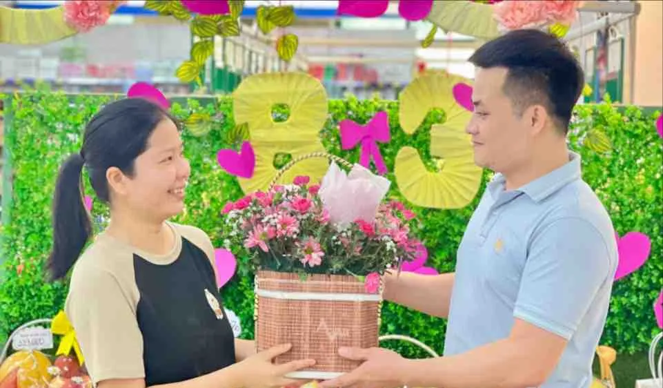 Nhiều giỏ quà tặng mỹ phẩm, trái cây được hệ thống Co.opmart, Co.opXtra thiết kế lạ mắt, hấp dẫn người tiêu dùng
