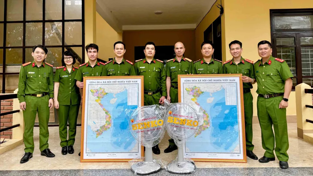 Tặng 2 bản đồ Việt Nam và 2 quạt cây cho Công an xã Lâm Đớt