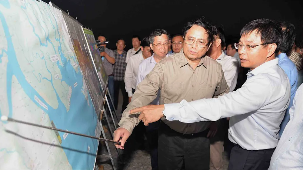Thủ tướng Phạm Minh Chính khảo sát đê biển Gò Công
