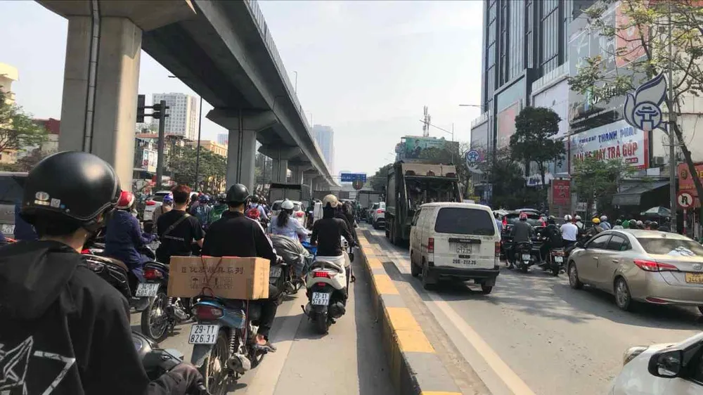Hà Nội: 9 giờ sáng nay 26-3 vẫn tắc dài