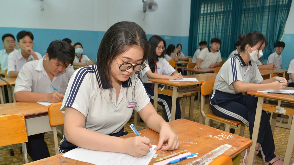 Học sinh thi lớp 10 năm học 2023-2024 tại điểm thi Trường THCS Sương Nguyệt Anh, quận 8, TPHCM. Ảnh: CAO THĂNG