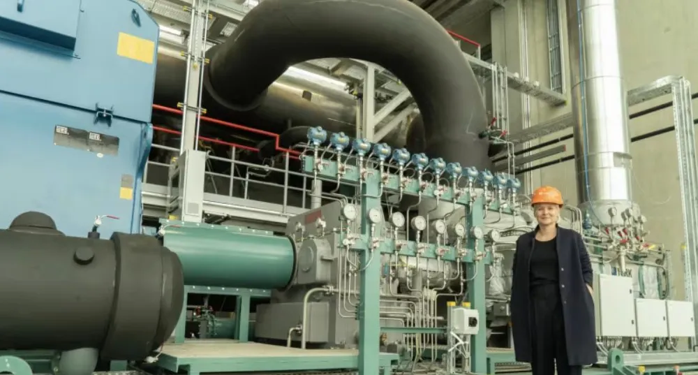 Linda Kirchberger, Giám đốc điều hành Wien Energie bên trong nhà máy. Ảnh: CHANNEL NEWS ASIA 