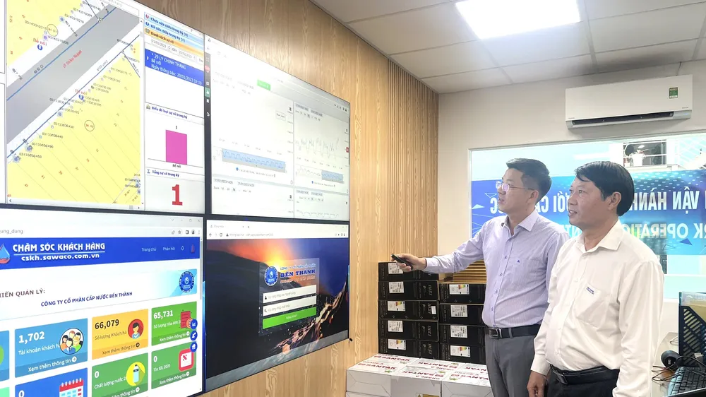 Lãnh đạo Công ty CP Cấp nước Bến Thành theo dõi các hoạt động cấp nước của đơn vị qua Trung tâm NOC