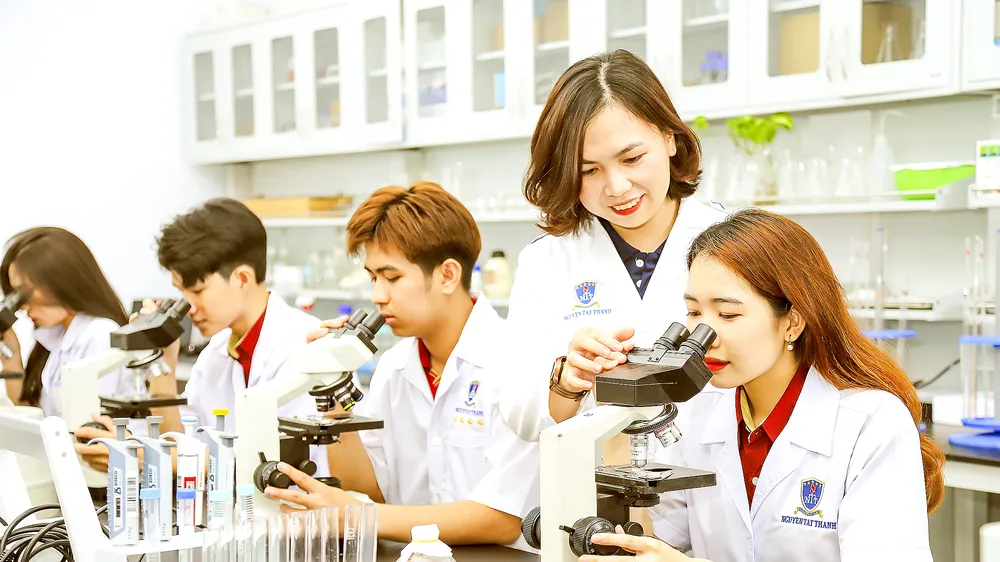 Sinh viên ngành Công nghệ sinh học Trường ĐH Nguyễn Tất Thành học thực hành tại phòng thí nghiệm. Ảnh: THANH HÙNG