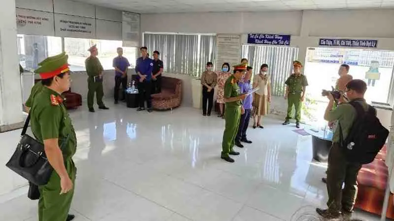 Công an tỉnh Bình Thuận đọc lệnh bắt 2 Trung tâm đăng kiểm 86 - 02D