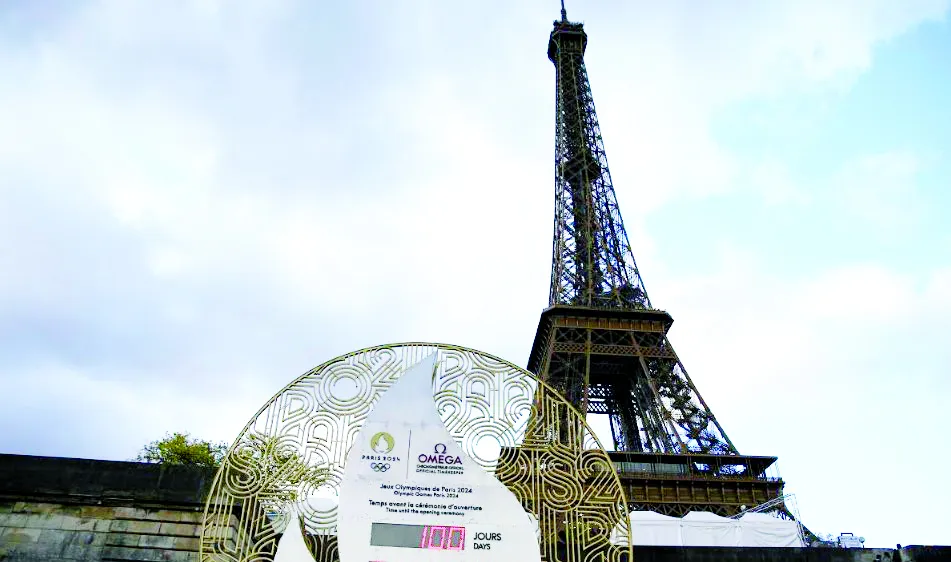 Đồng hồ đếm ngược còn 100 ngày đến Olympic Paris 2024 hôm 13-4. Ảnh: REUTERS