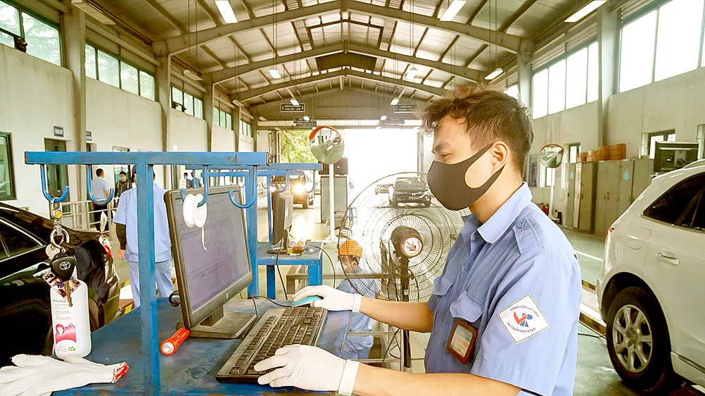 Kiểm tra phương tiện tại một trung tâm đăng kiểm ô tô ở Hà Nội. Ảnh: QUANG PHÚC