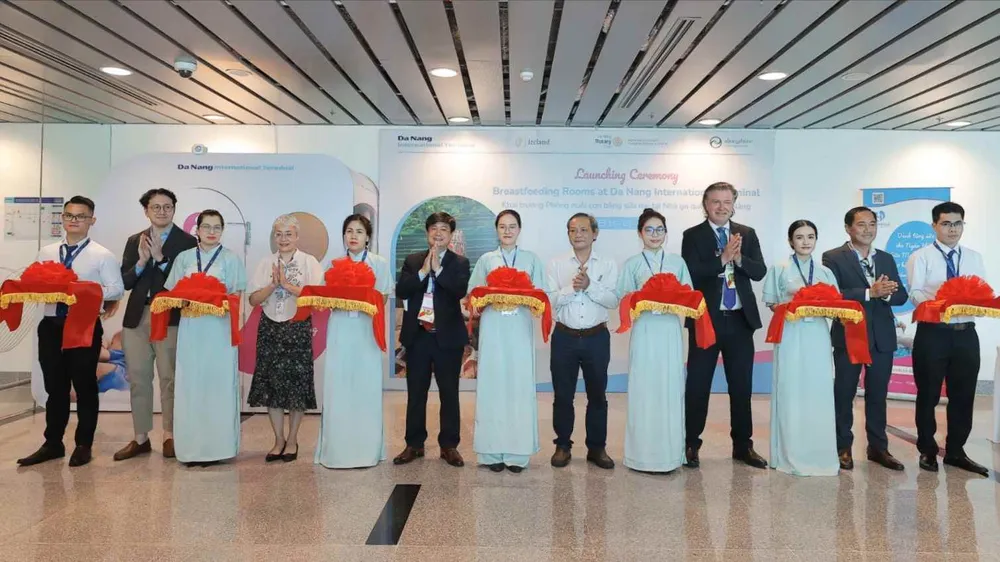 Ông Đinh Anh Tuấn, Vụ Trưởng vụ Sức khoẻ Bà mẹ và Trẻ em (Bộ Y tế) cùng các đại biểu cắt băng khánh thành
