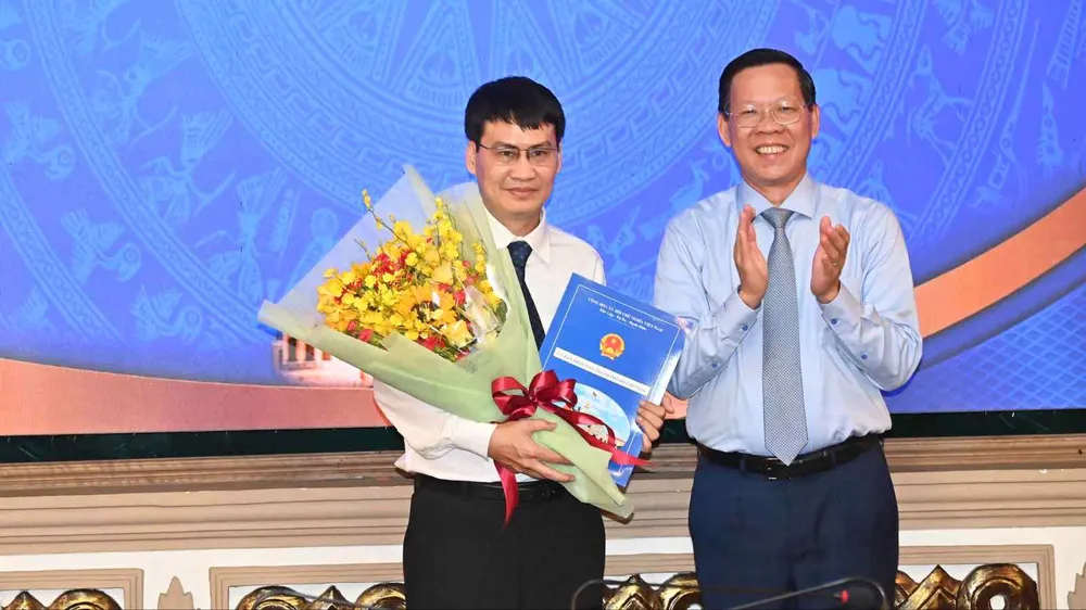 Đồng chí Phan Văn Mãi trao quyết định đến ông Quách Ngọc Tuấn. Ảnh: VIỆT DŨNG