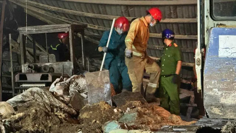 Công an khám nghiệm hiện trường.