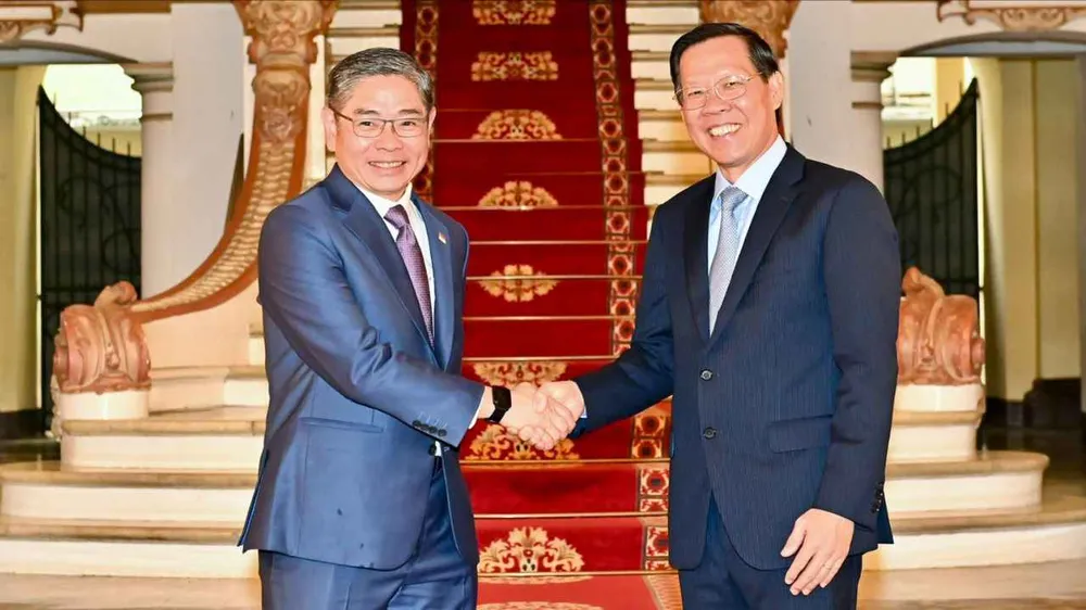 Chủ tịch UBND TPHCM Phan Văn Mãi tiếp ông Pang Te Chang, Tân Tổng Lãnh sự Singapore. Ảnh : VIỆT DŨNG