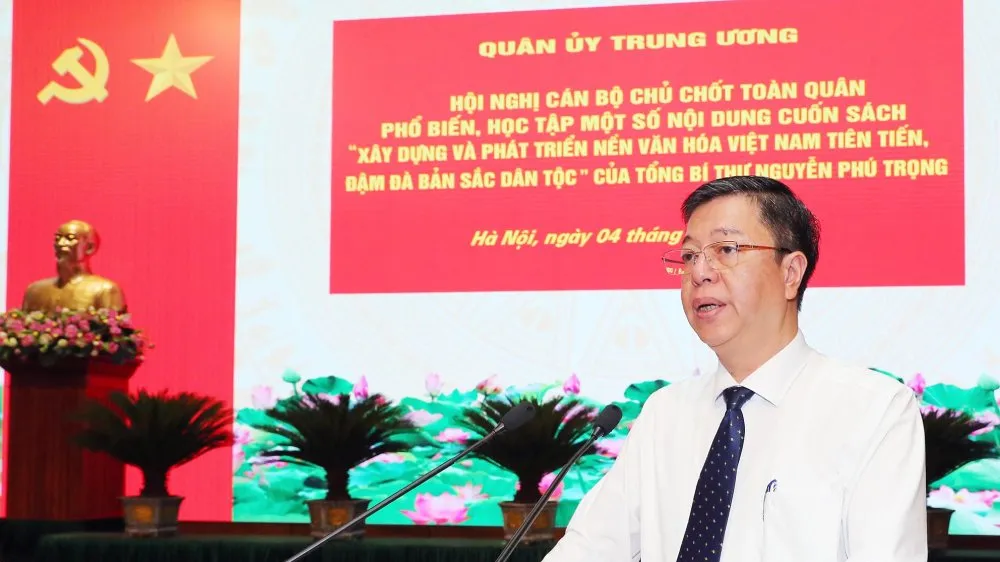 PGS-TS Vũ Trọng Lâm, Giám đốc, Tổng Biên tập Nhà xuất bản Chính trị quốc gia Sự thật, giới thiệu về quá trình xuất bản cuốn sách. Ảnh: LAODONG