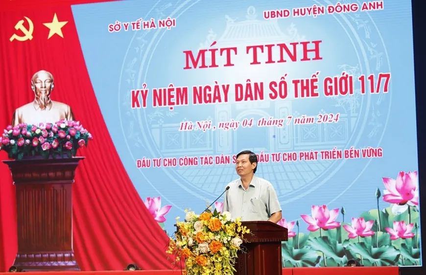 Phó Giám đốc Sở Y tế Trần Văn Chung, Phó trưởng Ban chỉ đạo công tác dân số và phát triển thành phố Hà Nội phát biểu tại Lễ mít tinh